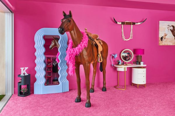barbie, dreamhouse, airbnb, paard