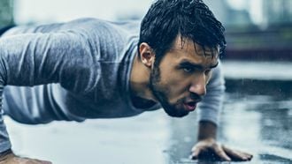 De beste oefening voor je borst, benen, schouders én buikspieren