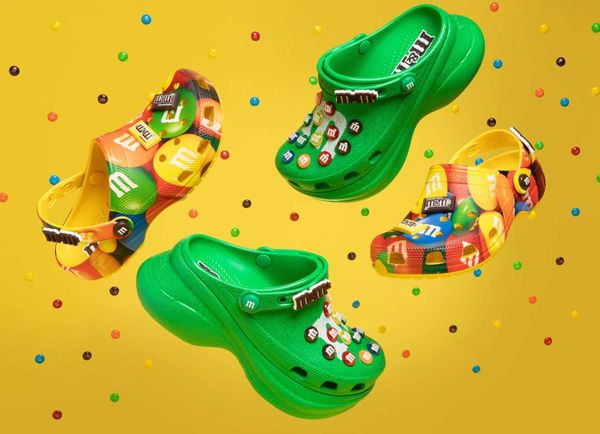 Crocs en M&M's lanceren lekkerste clogs ooit, met unieke Jibbitz