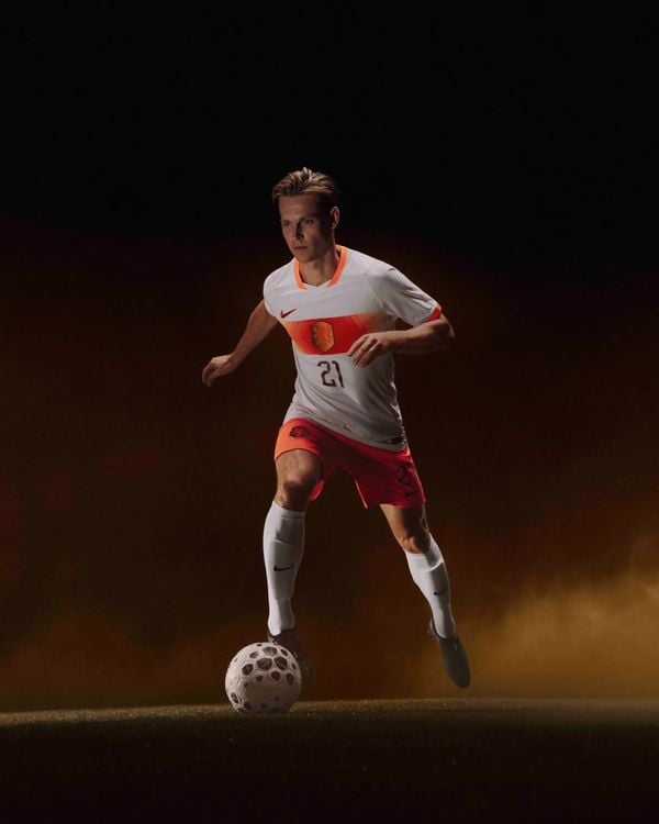 Nieuw oranje shirt nederlands elftal wk 2026 5 procent modaal salaris wit uittenue frenkie de jong