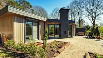Funda-bungalow van €375.000 heeft label A+++ aan bosrand