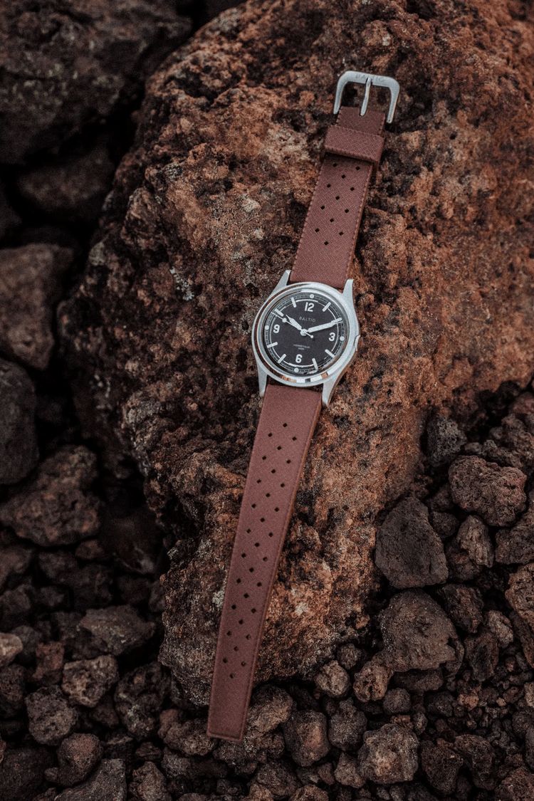 Baltic HERMÉTIQUE TOURER BROWN microbrand horloge