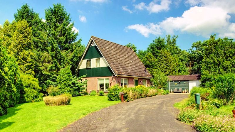Funda-parel à €450.000 heeft 'Zweedse' achtertuin aan groot meer