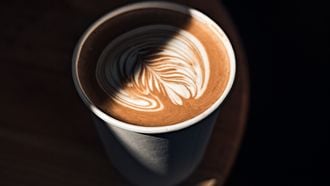 Duurzame takeway-koffiebeker lekt 12 keer meer plastic in je koffie