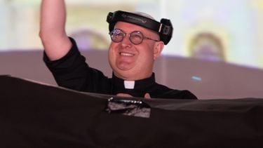 Dit casht Techno-priester voor arme kerk: match made in heaven