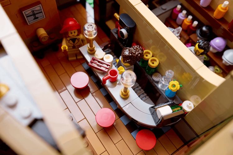 LEGO Icons 10350 Tudor Corner3 33