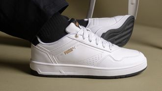 Puma gooit retro tennis-sneakers met topstijl voor €45 in sale