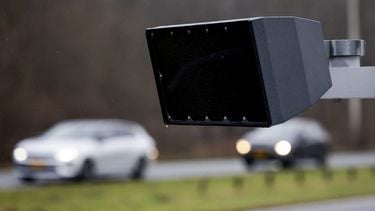 focusflitser flitspaal politie smartphone telefoon appen bellen 430 euro boete bekeuring