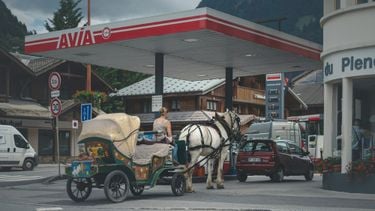 Deze tanktruc bespaart je veel geld: het verschil per vakantieland