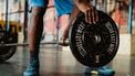 Vergeten fitnessoefening traint core en schouders voor droomfysiek