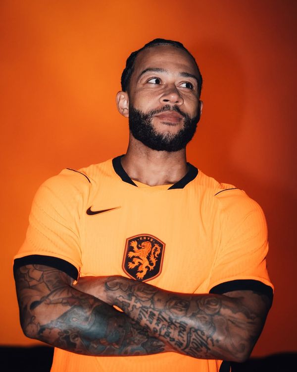 Nieuw oranje shirt nederlands elftal wk 2026 5 procent modaal salaris depay