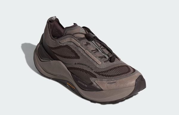 adidas HOLO_PEAK_Schoenen_Bruin_KI1522_04_trail sneakers