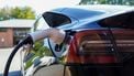 Zoveel goedkoper is elektrisch rijden nu dan benzine, aldus studie