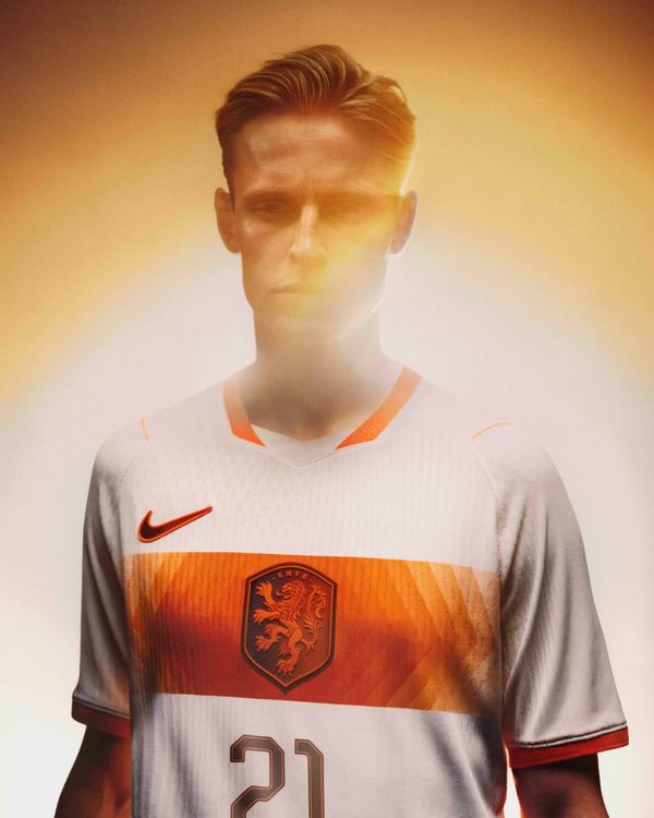 Nieuw oranje shirt nederlands elftal wk 2026 5 procent modaal salaris frenkie de jong wit uit