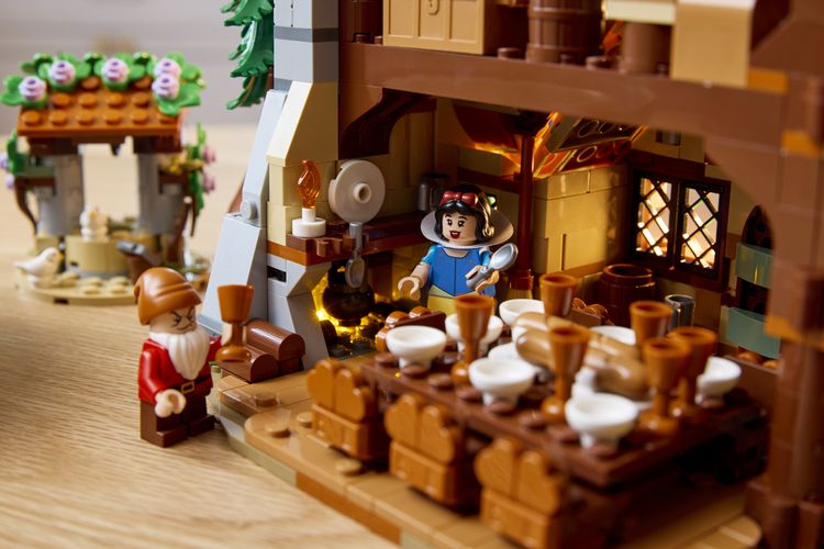 LEGO Disney 43242 Snow White and the Seven Dwarfs’ Cottage sneeuwwitje 34