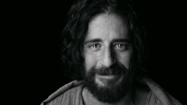 Serie met 9,2 op IMDb gratis op NPO over invloedrijkste man ooit