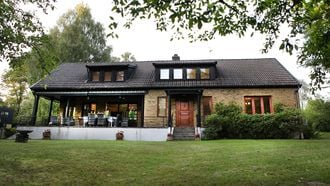 Deze Zweedse villa met weelderige tuin aan meer is je B&B droom