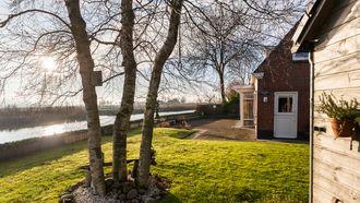 Funda-parel met label A aan water duikt ver onder gemiddelde prijs