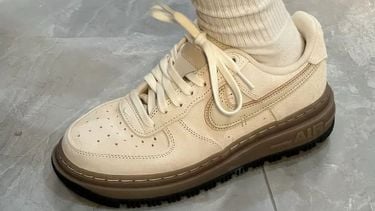 Nike gooit exclusieve Air Force 1 LX-sneakers in sale voor 83 euro