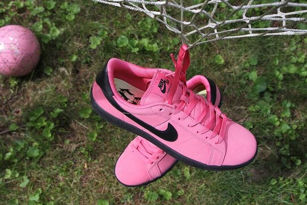 Nike SB Zoom Tennis Classic in het roze met zwart trend wk 2026 nieuwe skate sneakers 110 euro
