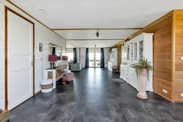 Funda-parel mét B&B op eiland nu voor €100K onder de vraagprijs woonkamer