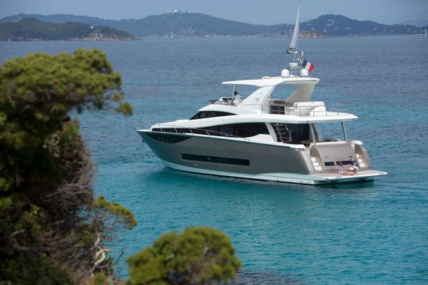Prestige 750 yacht