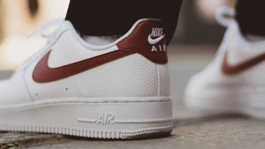 Nike mikt korting op Air Force 1-sneakers in zomer-sale 2024