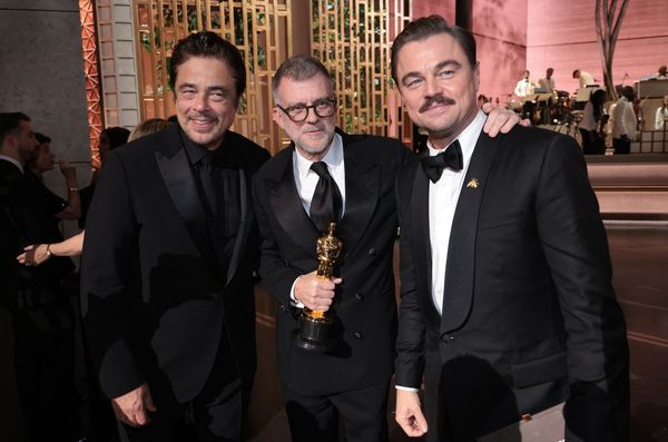 One Battle After Another-regisseur en Oscarwinnaar Paul Thomas Anderson geflankeerd door Leonardo DiCaprio (R) en Benicio Del Toro (L).