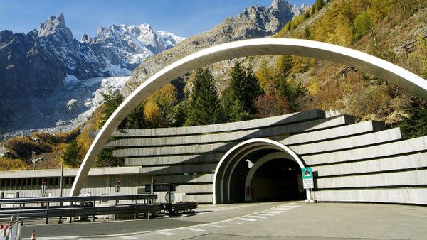 duurste tolwegen van europa op zwarte zaterdag en de mont blanc tunnel
