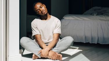 5 stretches in de avond voor 111 minuten extra slaap in de nacht