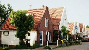 Huizenprijzen per woningtype gemiddeld in Nederland. appartement, twee-onder-een-kap of vrijstaande woning