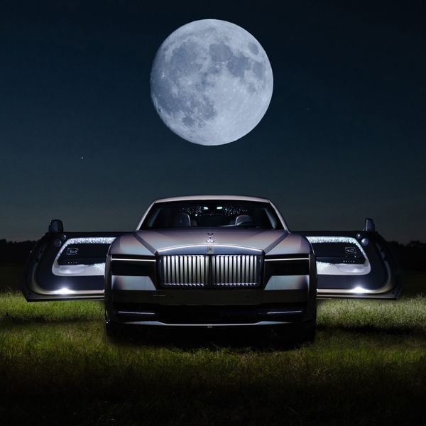 Elektrische Rolls-Royce Spectre Lunaflair met betoverende halo-lak