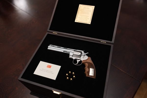 Een van de revolvers die president Erdogan cadeau gaf aan een mede-wereldleider.