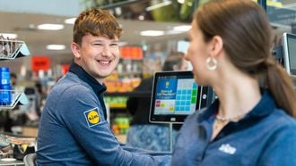 Dit salaris verdien je als kassamedewerker per supermarkt
