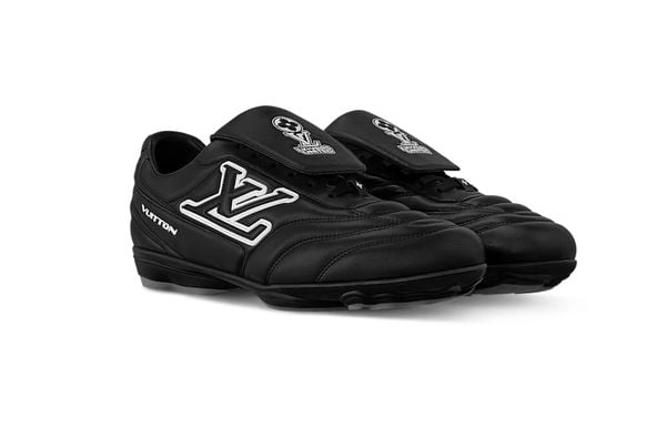 lv-footprint-soccer-sneakers louis vuitton voetbalschoenen zonder noppen zwart 990 euro