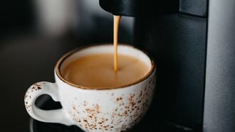 Deze 5-in-1 koffiemachine à €109 werkt met cups, pads en koffie