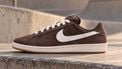 Nike mixt tennis en skateboarden in no-nonsense sneakers à €95