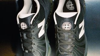 New Balance en Stone Island droppen 90's voetbalcore-sneakers