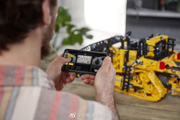 LEGO onthult peperdure CAT D11T Bulldozer met verrassende functies