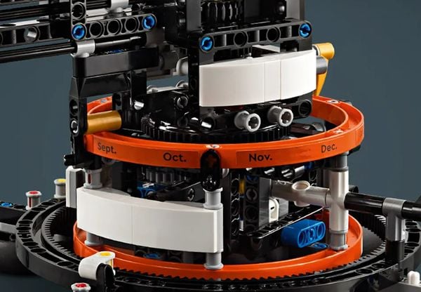 LEGO Technic dropt draaiende aarde, maan en zon en deelt gratis bouwsets uit