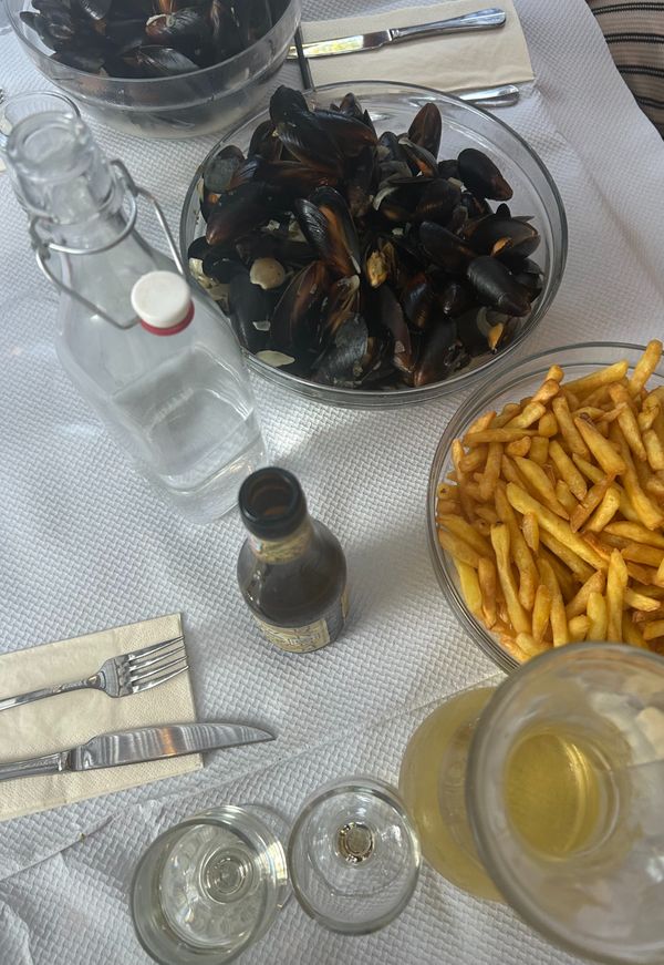 mosselen frietjes camping le rocher de la cave