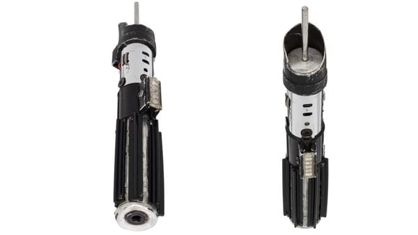 Darth Vader ‘The Empire Strikes Back’ Hero Dueling Lightsaber Auction veiling wapen