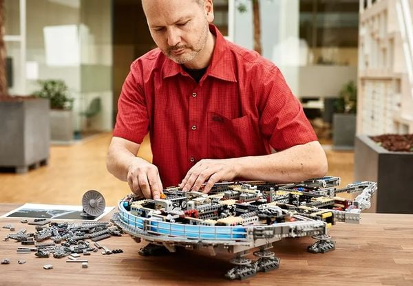 Grootste LEGO Star Wars-set ooit terug als peperduur kerstcadeau millennium falcon