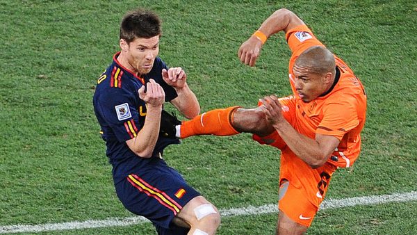 Het voorbeeld hoe je niet een ontslaggesprek voert, dank u KNVB, karatetrap nigel de jong wk 2010 alonso