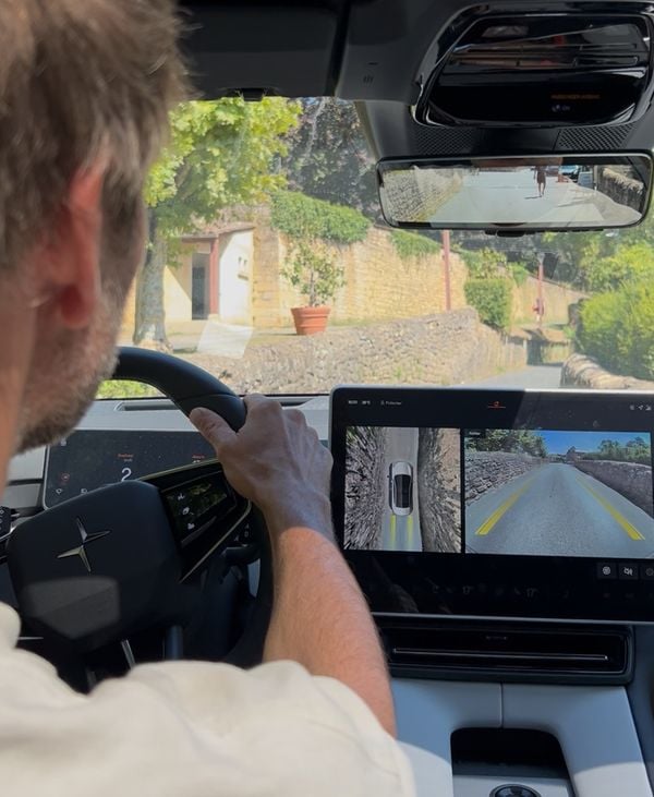 achteruit rijden polestar 4 camera review