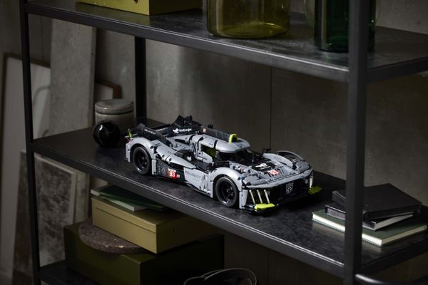 LEGO Technic 42156 Peugeot 9X8 24H Le Mans Hybrid Hypercar