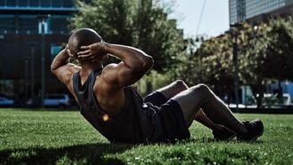 Zoveel sit-ups moet je kunnen op basis van lichaamsgewicht