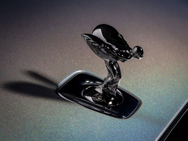 Rolls-Royce Spectre Lunaflair met betoverende halo-lak
