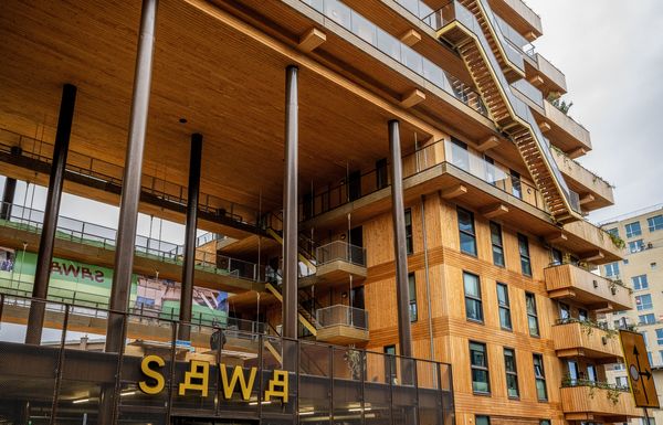 Exterieur van het woongebouw SAWA, dat gebouwd is met hout.