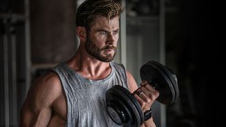 Deze dumbbell-workout traint thuis je hele lichaam in 20 minuten